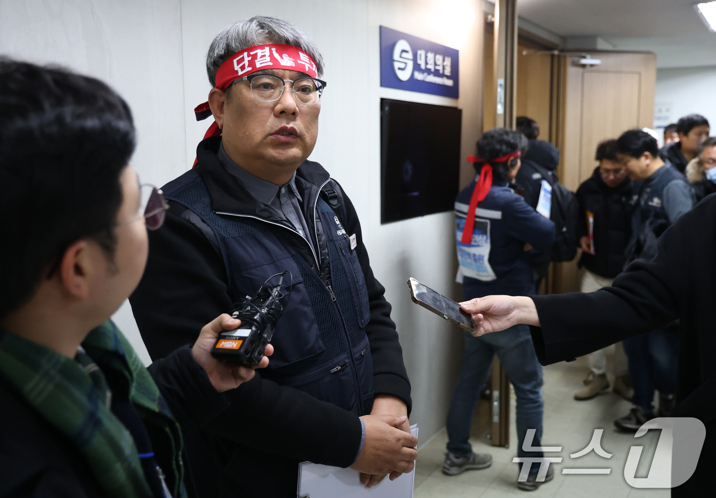 (서울=뉴스1) 이호윤 기자 = 김태균 민주노총 공공운수노조 서울교통공사노조위원장이 11일 서울 성동구 서울교통공사 본사에서 열린 서울지하철 노사 임금교섭 본회의를 마치고 취재진 …