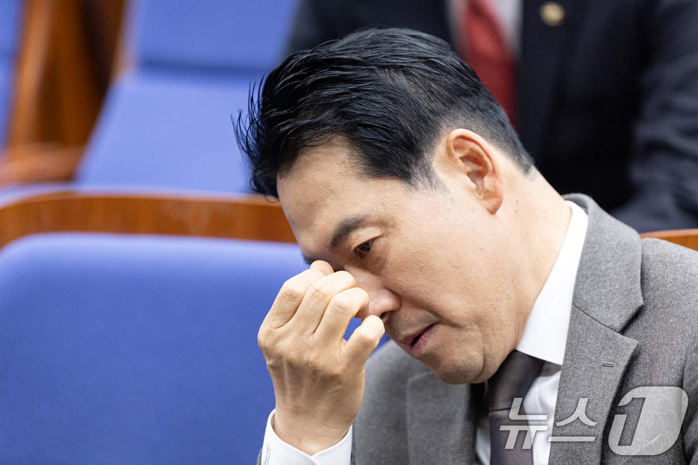 (서울=뉴스1) 이승배 기자 = 장동혁 국민의힘 대표가 11일 서울 여의도 국회에서 열린 의원총회에 참석해 눈가를 만지고 있다. 2025.12.11/뉴스1