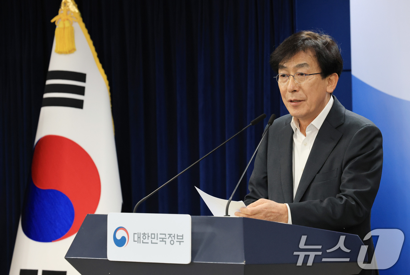 (서울=뉴스1) 임세영 기자 = 정기현 의료혁신위원회 위원장이 11일 서울 종로구 정부서울청사에서 제1차 의료혁신위원회 회의 관련 브리핑을 하고 있다. 2025.12.11/뉴스1