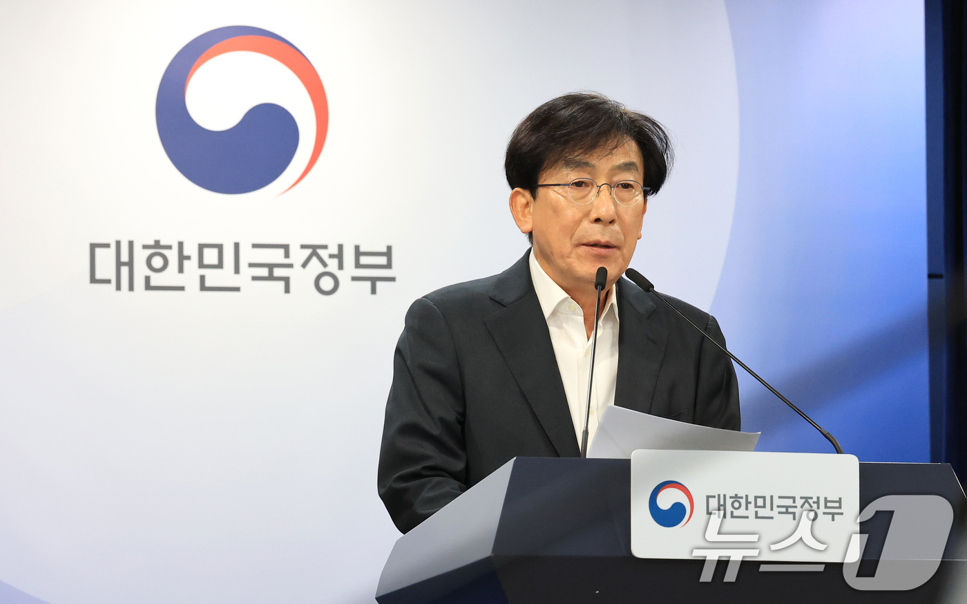 (서울=뉴스1) 임세영 기자 = 정기현 의료혁신위원회 위원장이 11일 서울 종로구 정부서울청사에서 제1차 의료혁신위원회 회의 관련 브리핑을 하고 있다. 2025.12.11/뉴스1