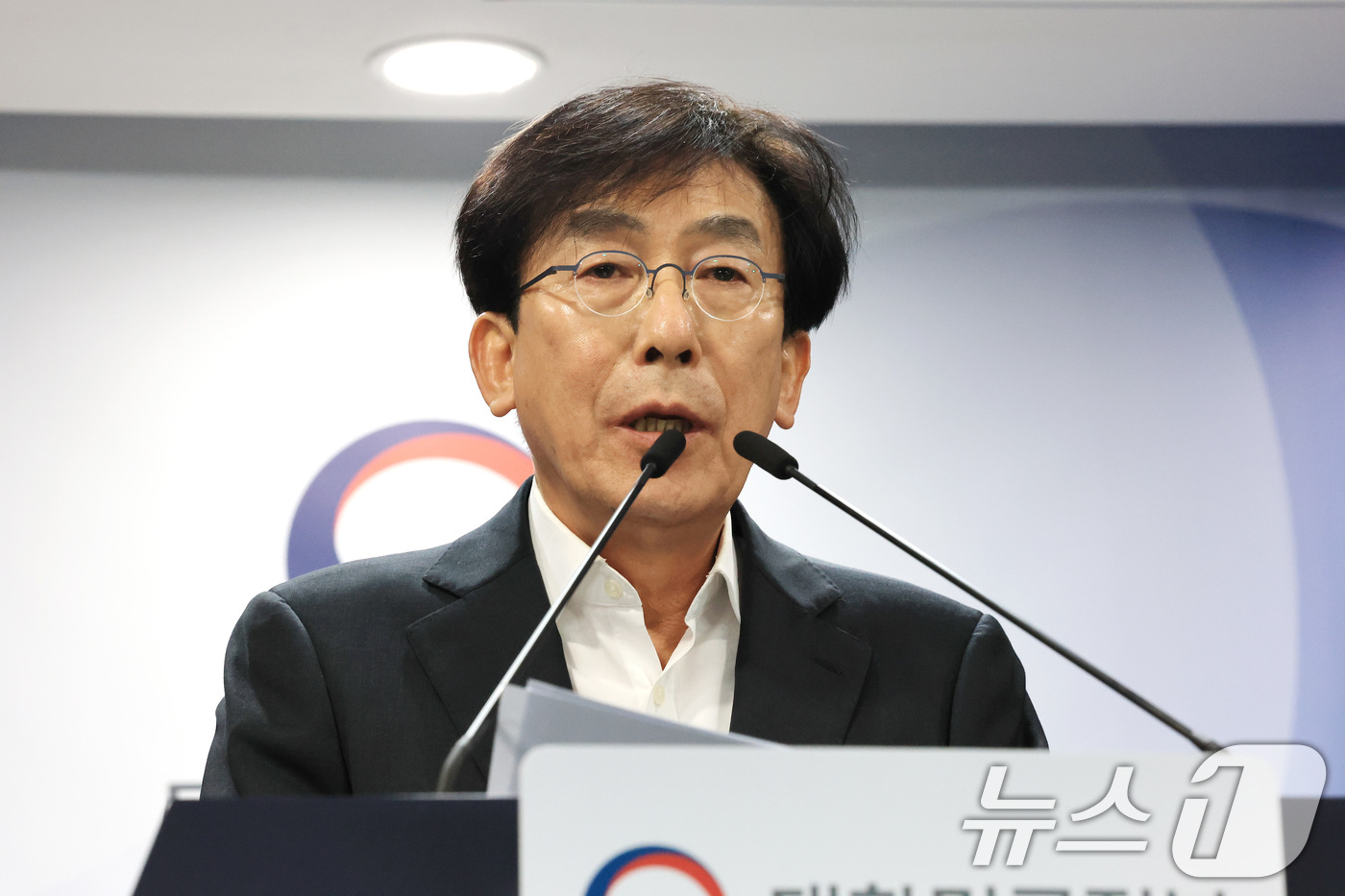 (서울=뉴스1) 임세영 기자 = 정기현 의료혁신위원회 위원장이 11일 서울 종로구 정부서울청사에서 제1차 의료혁신위원회 회의 관련 브리핑을 하고 있다. 2025.12.11/뉴스1