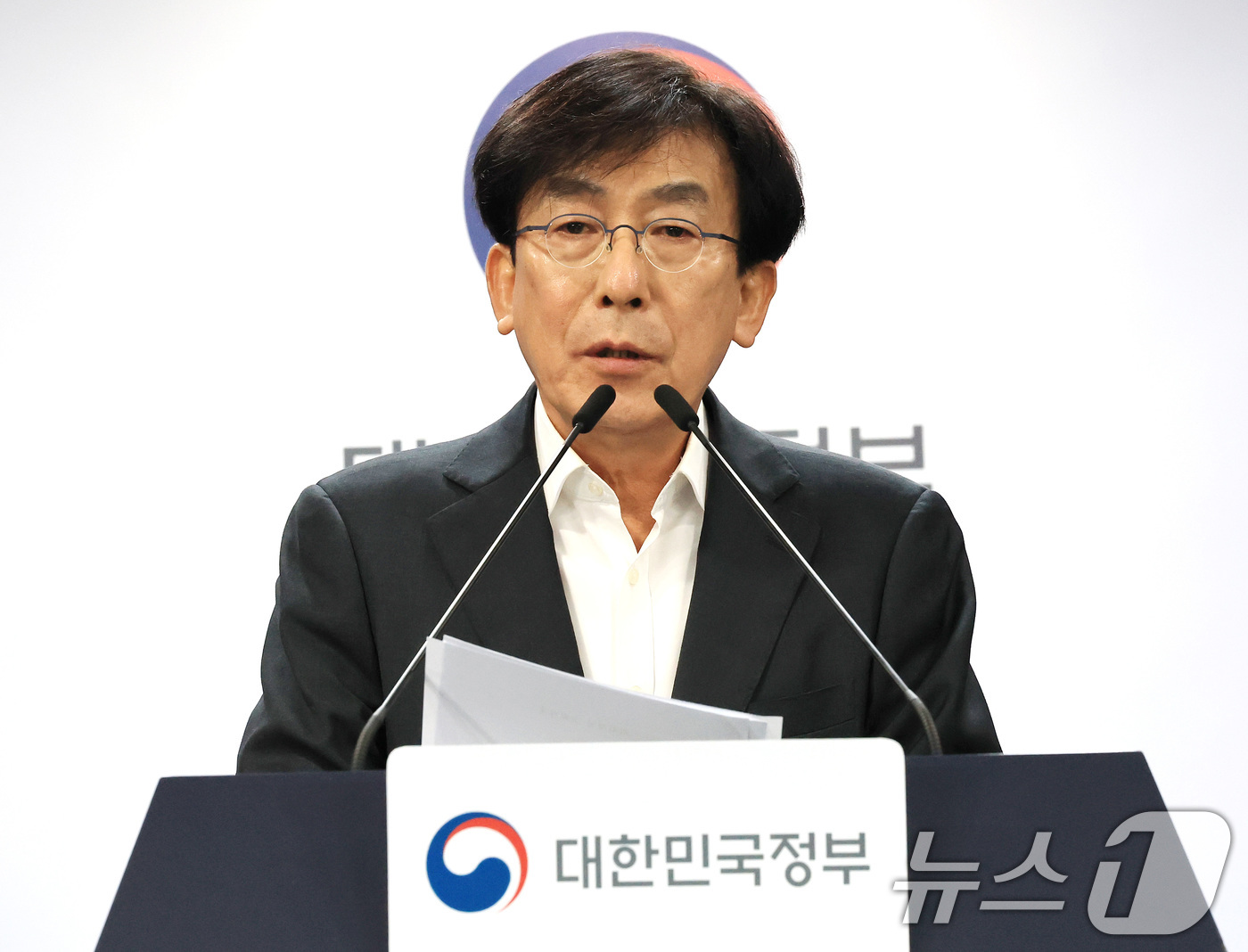 (서울=뉴스1) 임세영 기자 = 정기현 의료혁신위원회 위원장이 11일 서울 종로구 정부서울청사에서 제1차 의료혁신위원회 회의 관련 브리핑을 하고 있다. 2025.12.11/뉴스1