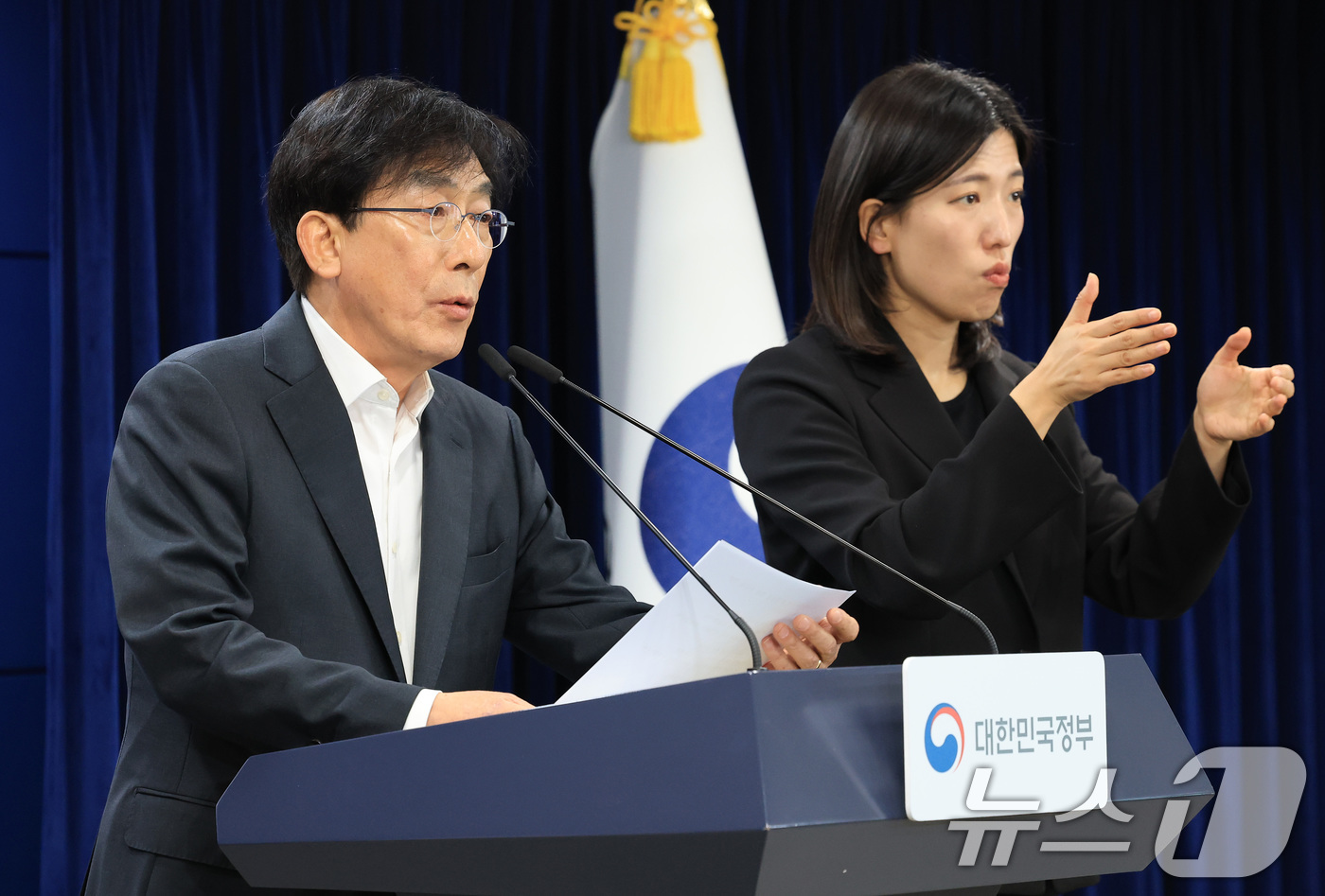 (서울=뉴스1) 임세영 기자 = 정기현 의료혁신위원회 위원장이 11일 서울 종로구 정부서울청사에서 제1차 의료혁신위원회 회의 관련 브리핑을 하고 있다. 2025.12.11/뉴스1