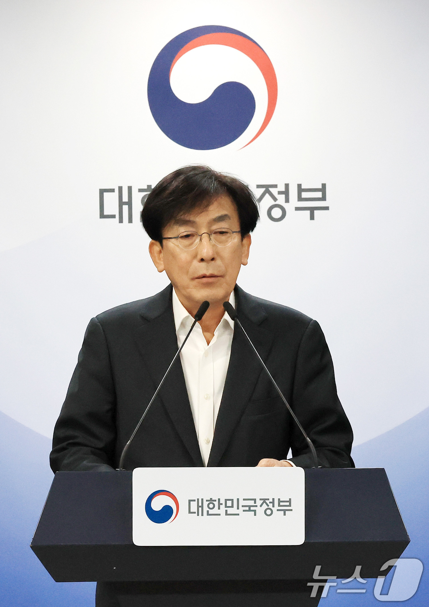 (서울=뉴스1) 임세영 기자 = 정기현 의료혁신위원회 위원장이 11일 서울 종로구 정부서울청사에서 제1차 의료혁신위원회 회의 관련 브리핑을 하고 있다. 2025.12.11/뉴스1