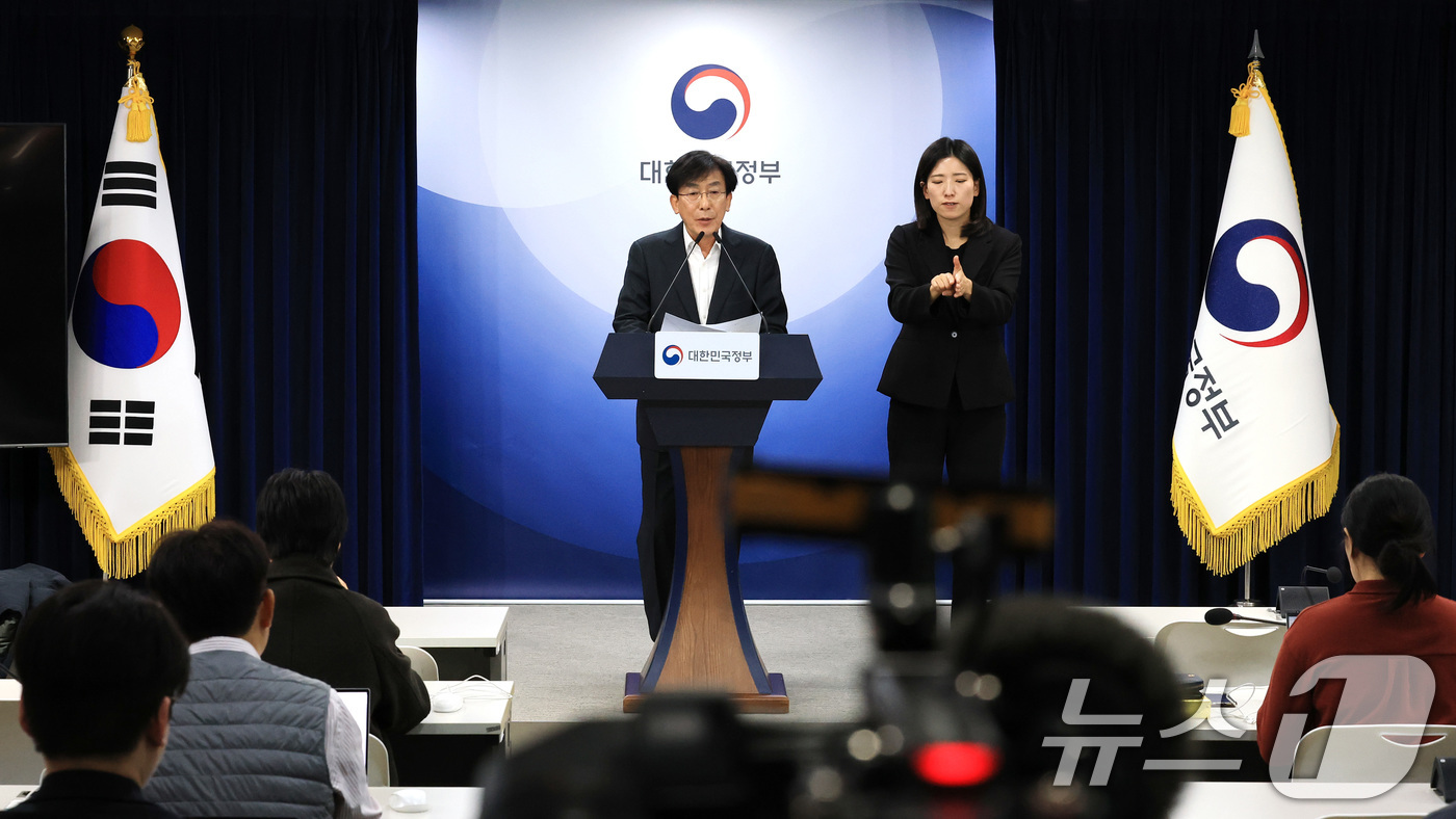 (서울=뉴스1) 임세영 기자 = 정기현 의료혁신위원회 위원장이 11일 서울 종로구 정부서울청사에서 제1차 의료혁신위원회 회의 관련 브리핑을 하고 있다. 2025.12.11/뉴스1