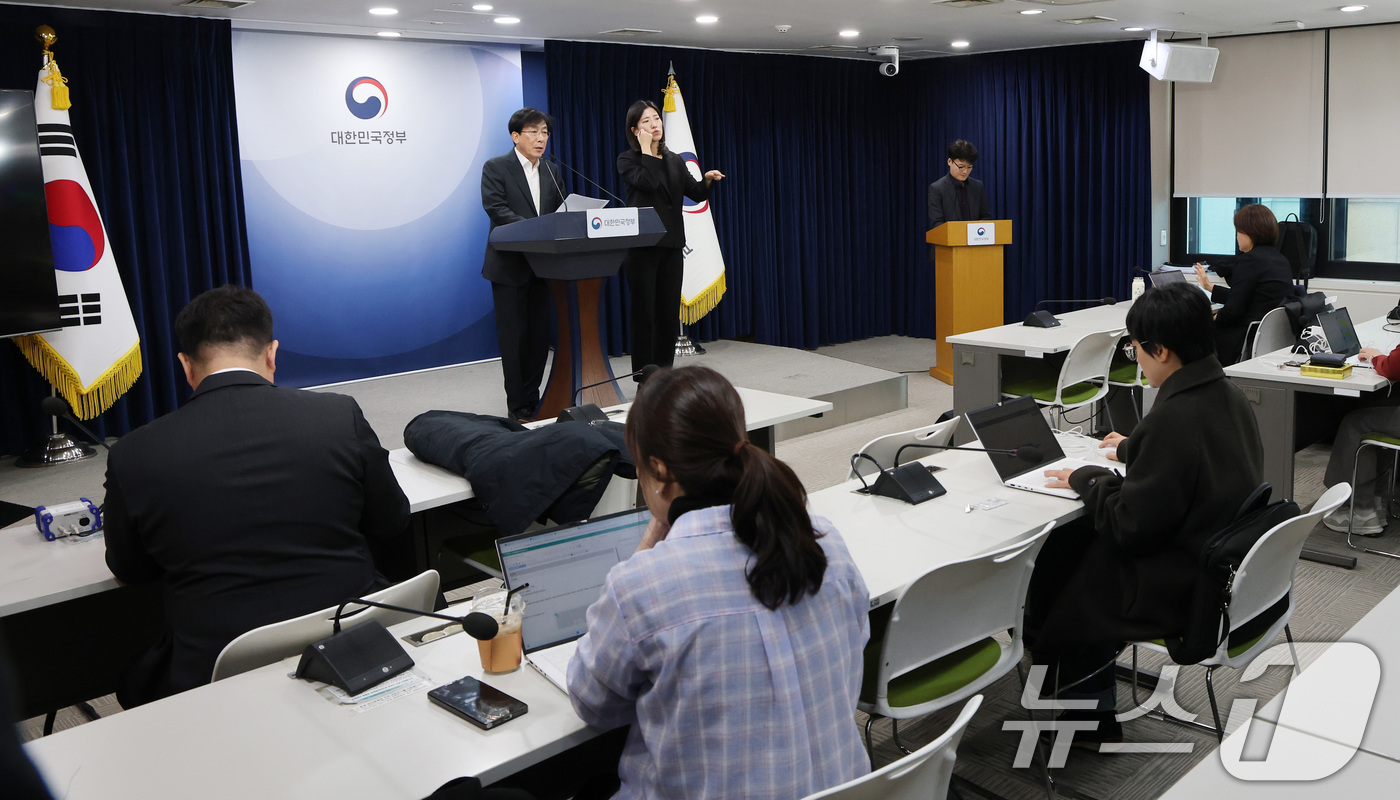 (서울=뉴스1) 임세영 기자 = 정기현 의료혁신위원회 위원장이 11일 서울 종로구 정부서울청사에서 제1차 의료혁신위원회 회의 관련 브리핑을 하고 있다. 2025.12.11/뉴스1