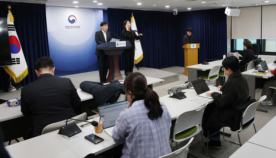 제1차 의료혁식위원회의 관련 브리핑하는 정기현 위원장