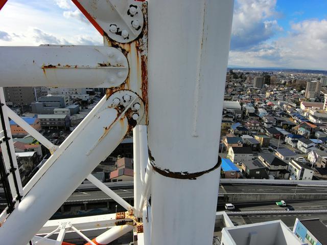 본문 이미지 - NTT 아오모리 하치노헤 빌딩 옥상에 설치된 철탑 기둥이 손상된 모습. &lt;사진=NTT동일본&gt;