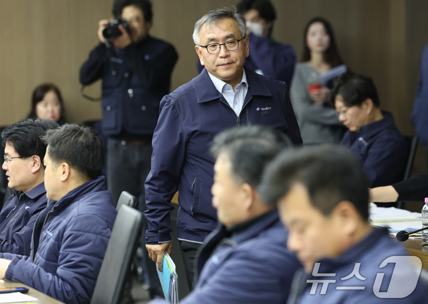 (서울=뉴스1) 이호윤 기자 = 한영희 서울교통공사 기획본부장(사장 직무대행)이 11일 오후 서울 성동구 서울교통공사 본사에서 열린 서울교통공사통합노조(2노조) 임단협 교섭에 참석 …