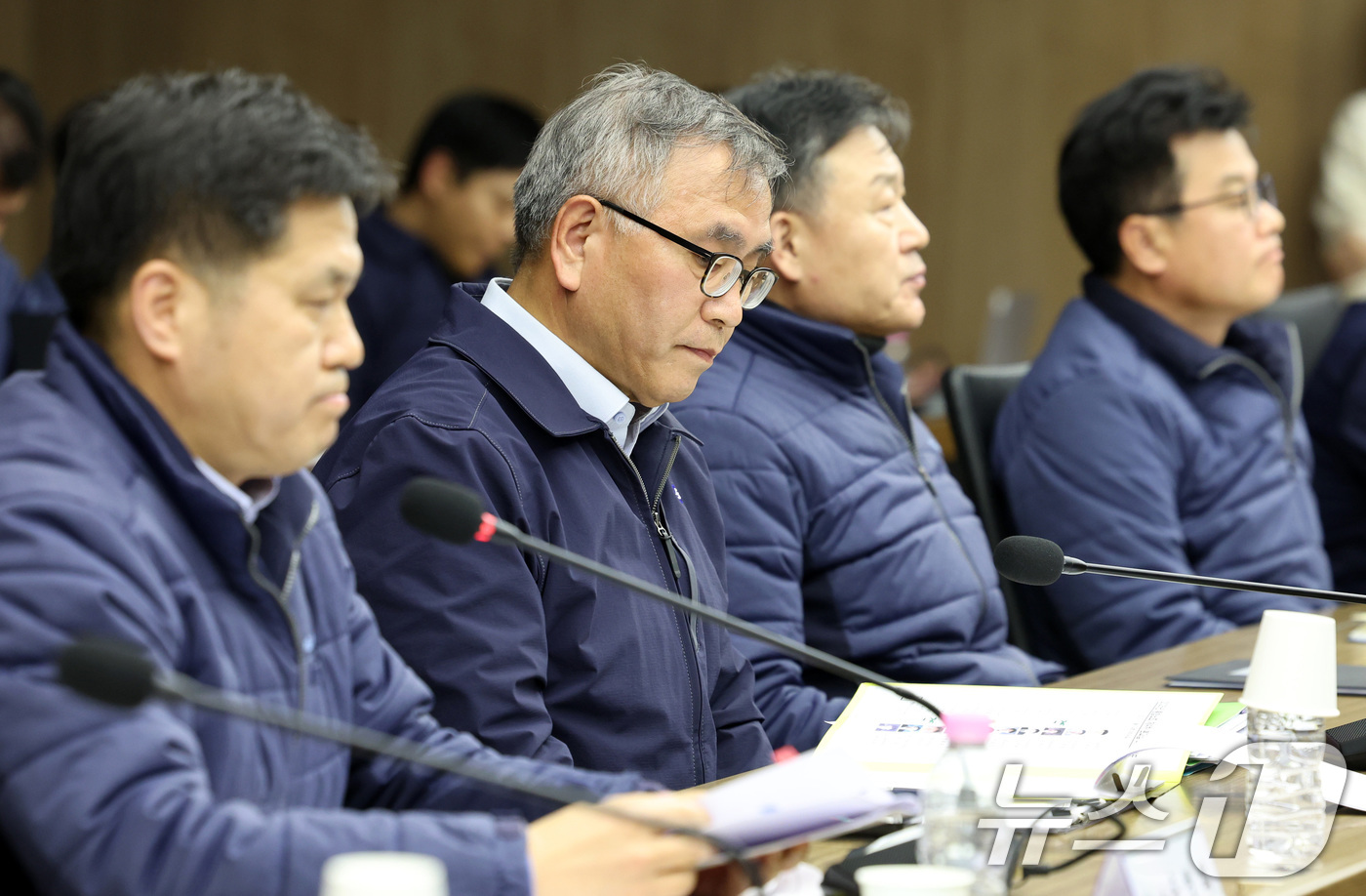 (서울=뉴스1) 이호윤 기자 = 한영희 서울교통공사 기획본부장(사장 직무대행)이 11일 오후 서울 성동구 서울교통공사 본사에서 열린 서울교통공사통합노조(2노조) 임단협 교섭에 참석 …