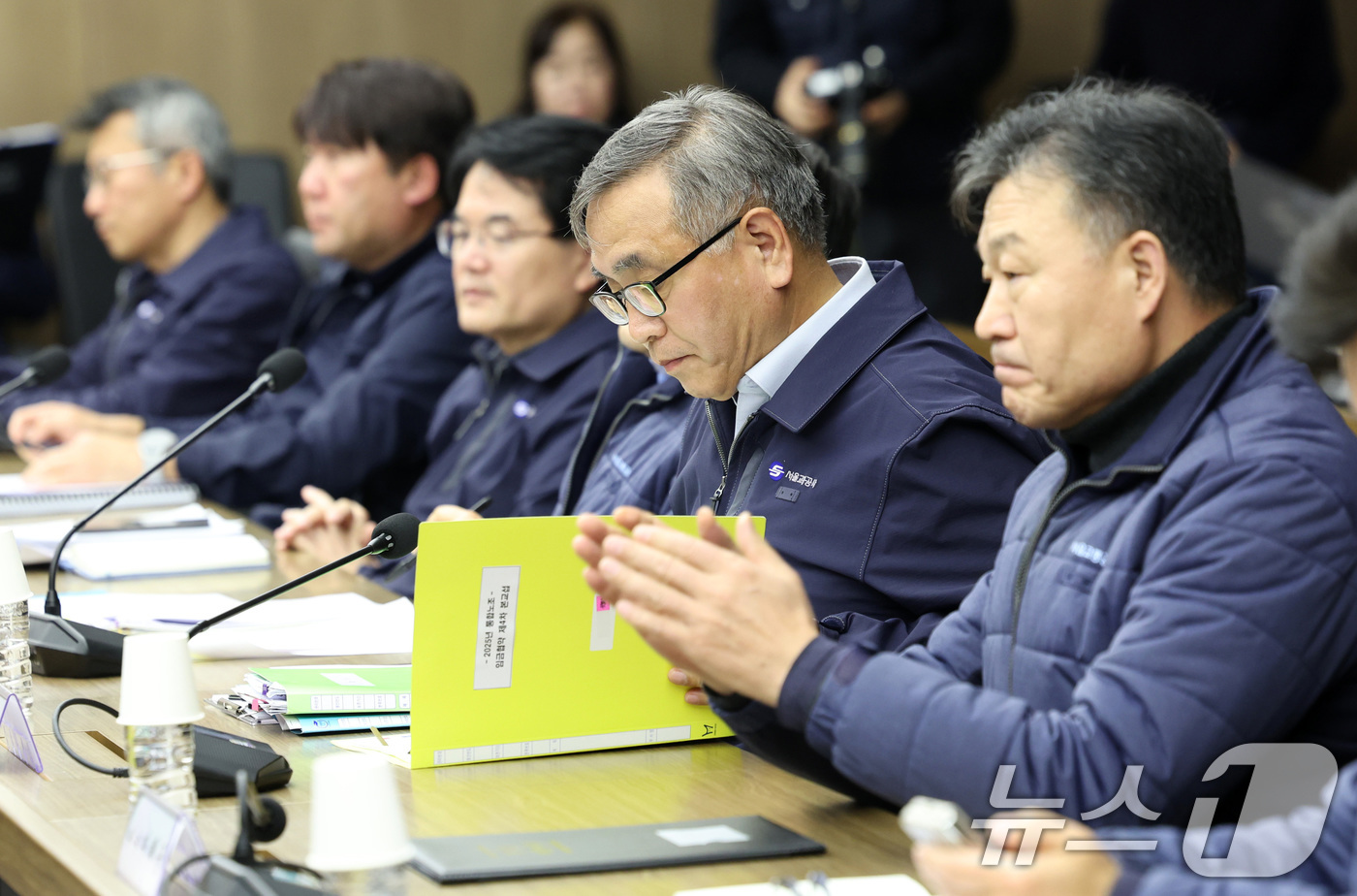 (서울=뉴스1) 이호윤 기자 = 한영희 서울교통공사 기획본부장(사장 직무대행)이 11일 오후 서울 성동구 서울교통공사 본사에서 열린 서울교통공사통합노조(2노조) 임단협 교섭에 참석 …