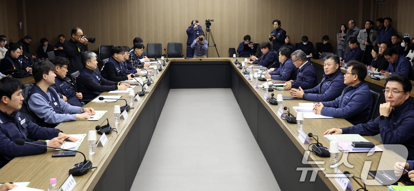 (서울=뉴스1) 이호윤 기자 = 한영희 서울교통공사 기획본부장(사장 직무대행)과 이양섭 서울교통공사통합노조 위원장이 11일 오후 서울 성동구 서울교통공사 본사에서 열린 서울교통공사 …