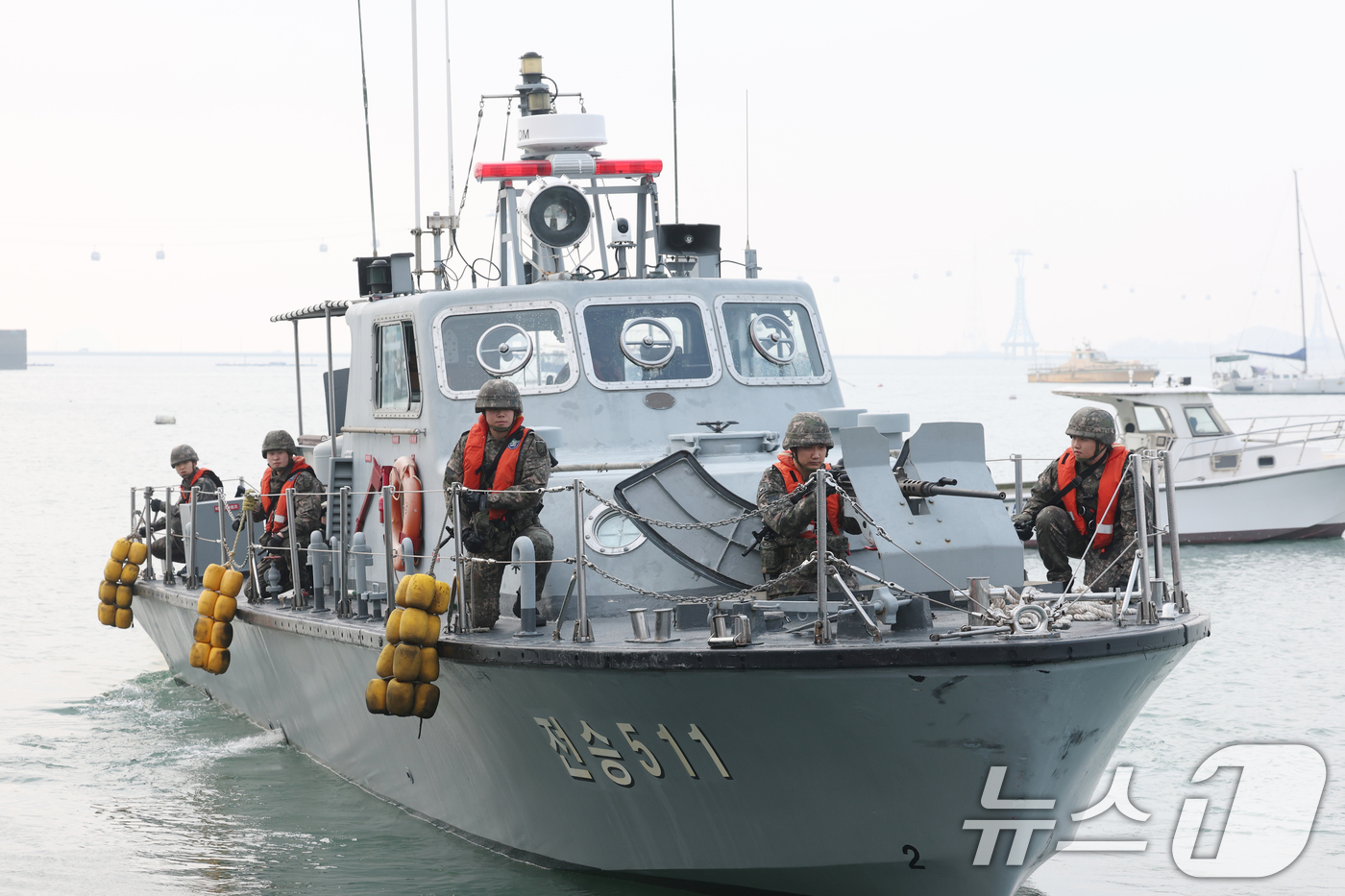 (화성=뉴스1) 김영운 기자 = 11일 경기 화성시 서신면 서해안 일대에서 육군 제51보병사단 비전대대 장병들이 해안 경계를 위한 육군 경비정 출동준비태세 훈련을 하고 있다. 20 …