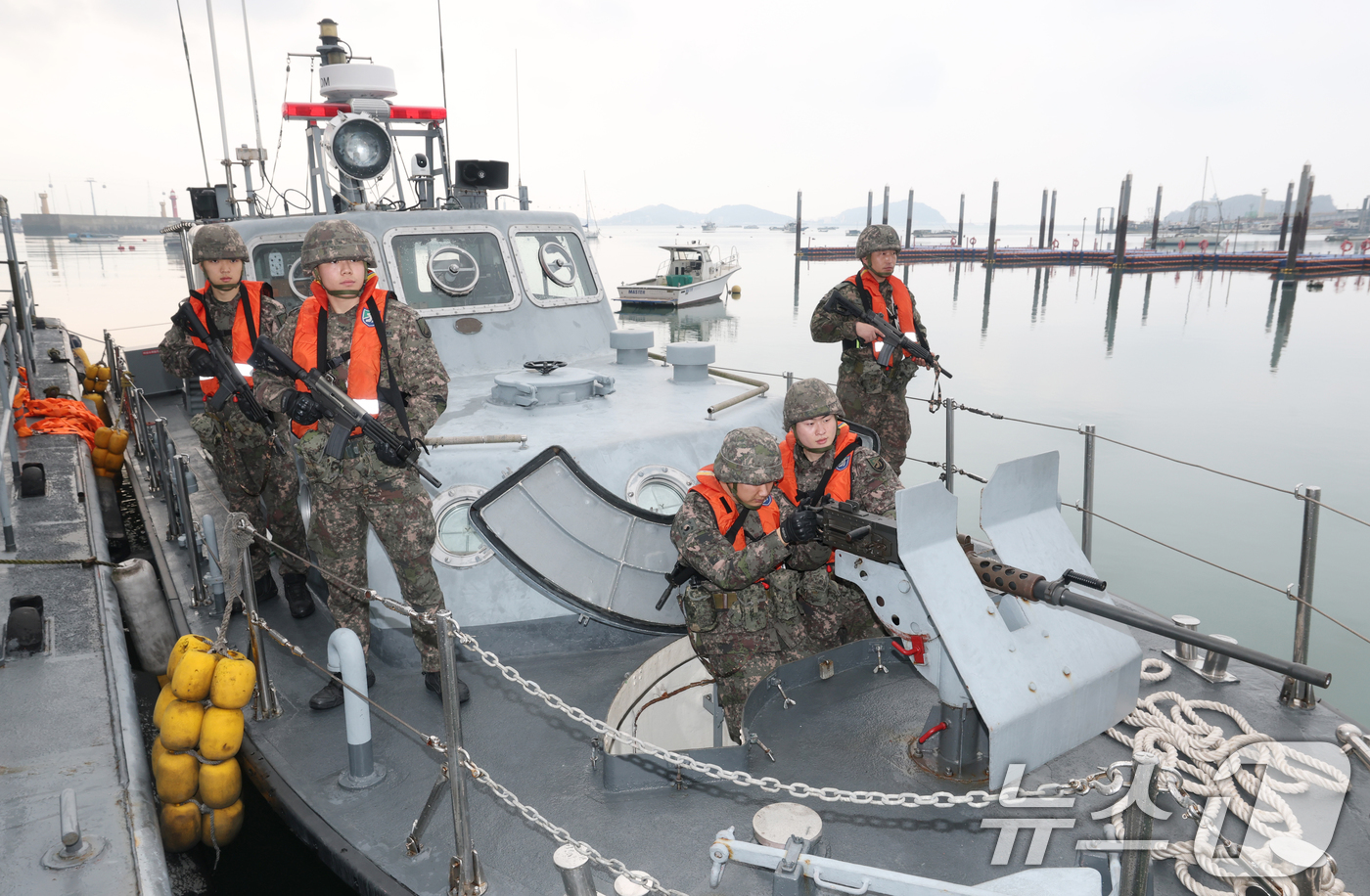 (화성=뉴스1) 김영운 기자 = 11일 경기 화성시 서신면 서해안 일대에서 육군 제51보병사단 비전대대 장병들이 해안 경계를 위한 육군 경비정 출동준비태세 훈련을 하고 있다. 20 …