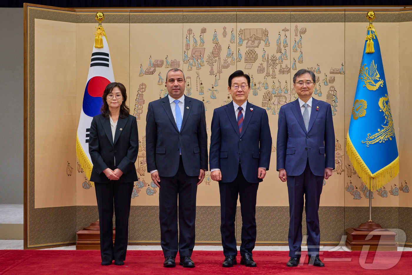 (서울=뉴스1) 이재명 기자 = 이재명 대통령이 11일 서울 용산 대통령실 청사에서 열린 주한대사 신임장 제정식에서 와엘 하셈 주한레바논 대사로부터 신임장을 받은 뒤 조현 외교부 …