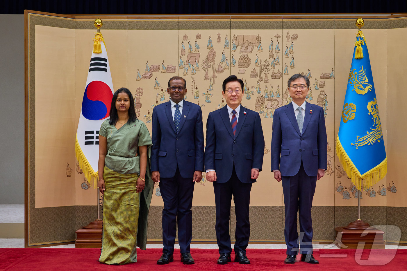 (서울=뉴스1) 이재명 기자 = 이재명 대통령이 11일 서울 용산 대통령실 청사에서 열린 주한대사 신임장 제정식에서 마리무투 카루파야 파뜨마나단 주한스리랑카 대사로부터 신임장을 받 …