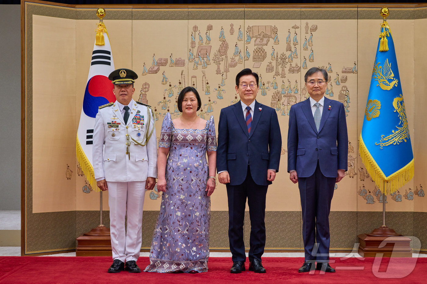 (서울=뉴스1) 이재명 기자 = 이재명 대통령이 11일 서울 용산 대통령실 청사에서 열린 주한대사 신임장 제정식에서 버나뎃 테레스 페르난데즈 주한필리핀 대사로부터 신임장을 받은 뒤 …