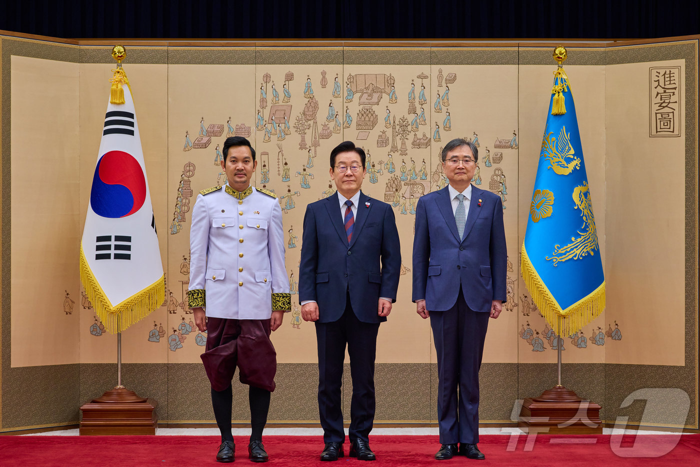 (서울=뉴스1) 이재명 기자 = 이재명 대통령이 11일 서울 용산 대통령실 청사에서 열린 주한대사 신임장 제정식에서 쿠언 폰러타낙 주한캄보디아 대사로부터 신임장을 받은 뒤 조현 외 …