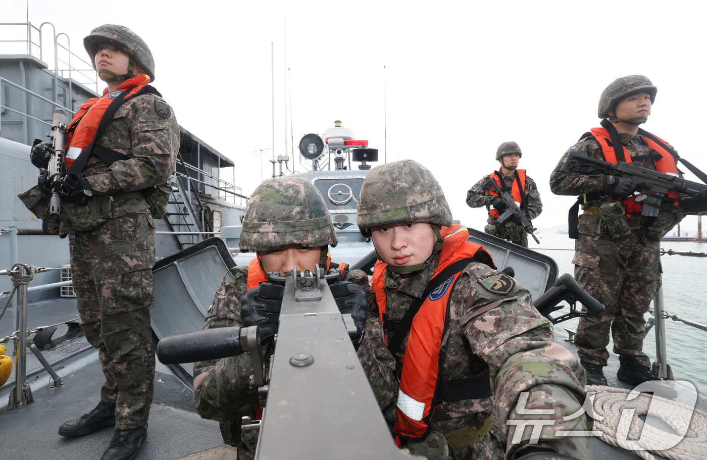 (화성=뉴스1) 김영운 기자 = 11일 경기 화성시 서신면 서해안 일대에서 육군 제51보병사단 비전대대 장병들이 해안 경계를 위한 육군 경비정 출동준비를 하고 있다. 2025.12 …