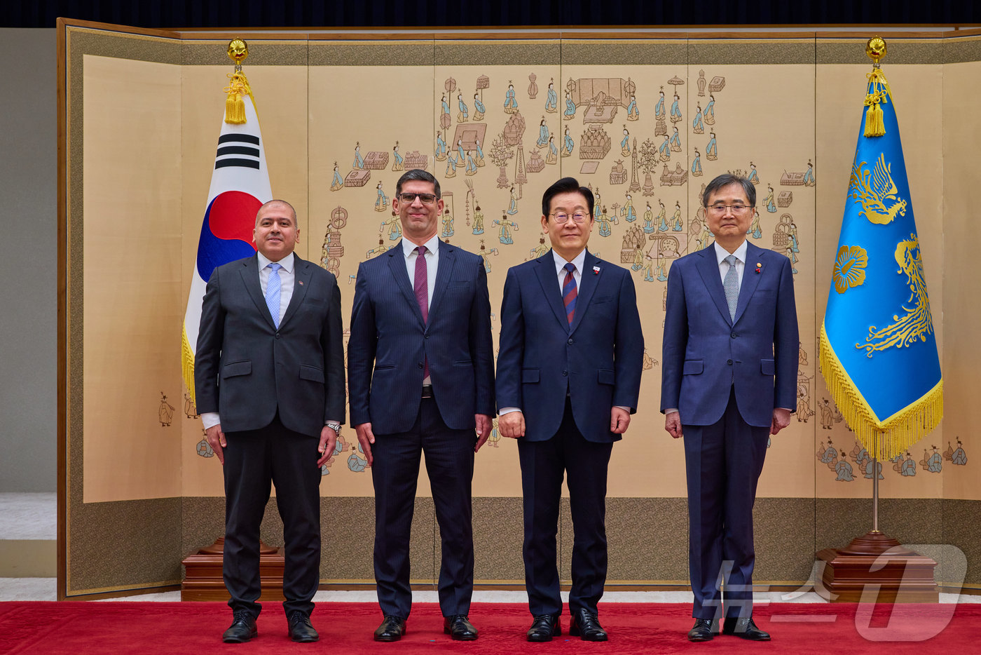 (서울=뉴스1) 이재명 기자 = 이재명 대통령이 11일 서울 용산 대통령실 청사에서 열린 주한대사 신임장 제정식에서 하젬 자키 주한이집트 대사로부터 신임장을 받은 뒤 조현 외교부 …