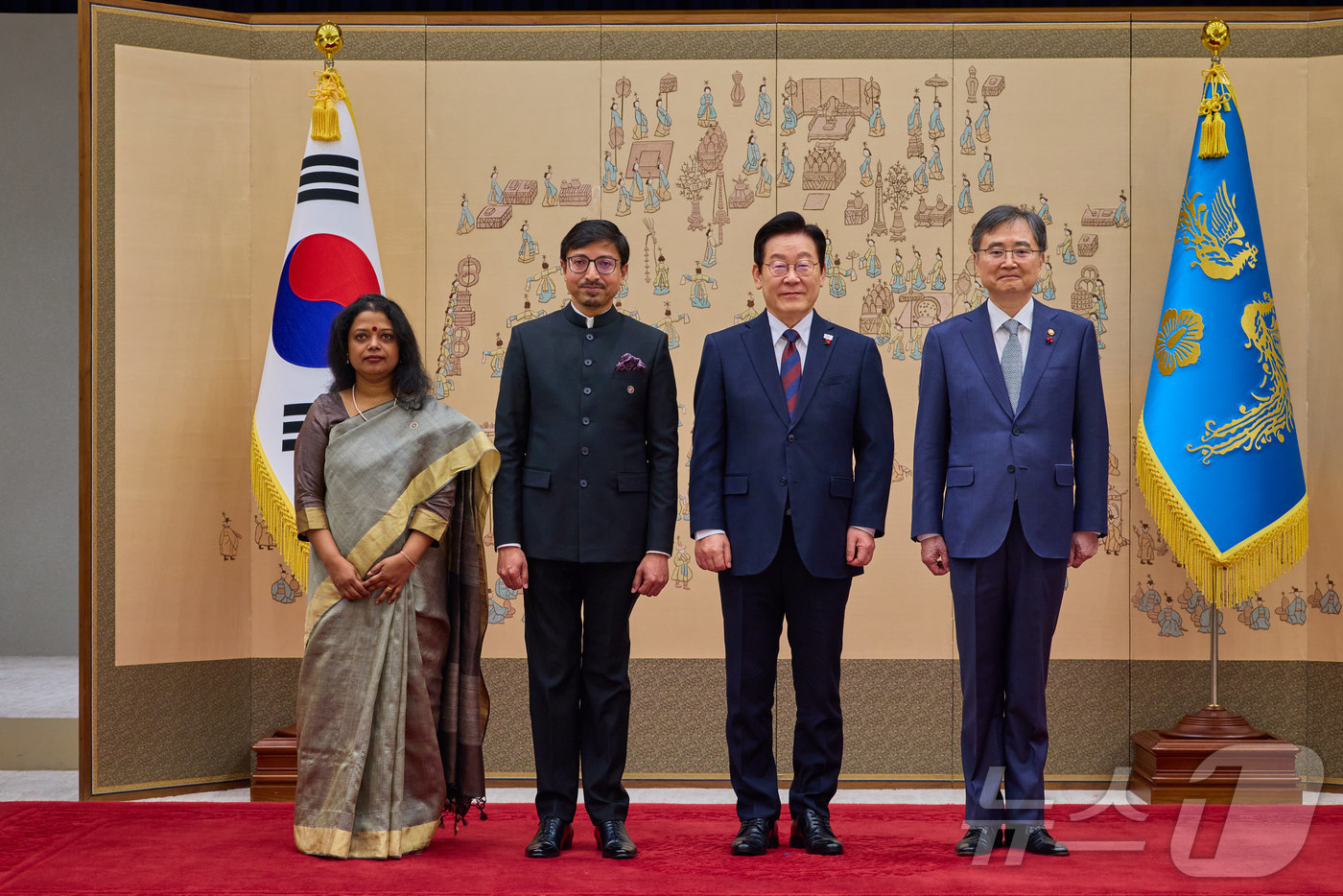 (서울=뉴스1) 이재명 기자 = 이재명 대통령이 11일 서울 용산 대통령실 청사에서 열린 주한대사 신임장 제정식에서 고랑랄 다스 주한인도 대사로부터 신임장을 받은 뒤 조현 외교부 …