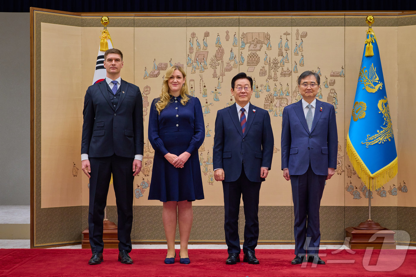 (서울=뉴스1) 이재명 기자 = 이재명 대통령이 11일 서울 용산 대통령실 청사에서 열린 주한대사 신임장 제정식에서 에바 마리 루섹 주한오스트리아 대사로부터 신임장을 받은 뒤 조현 …