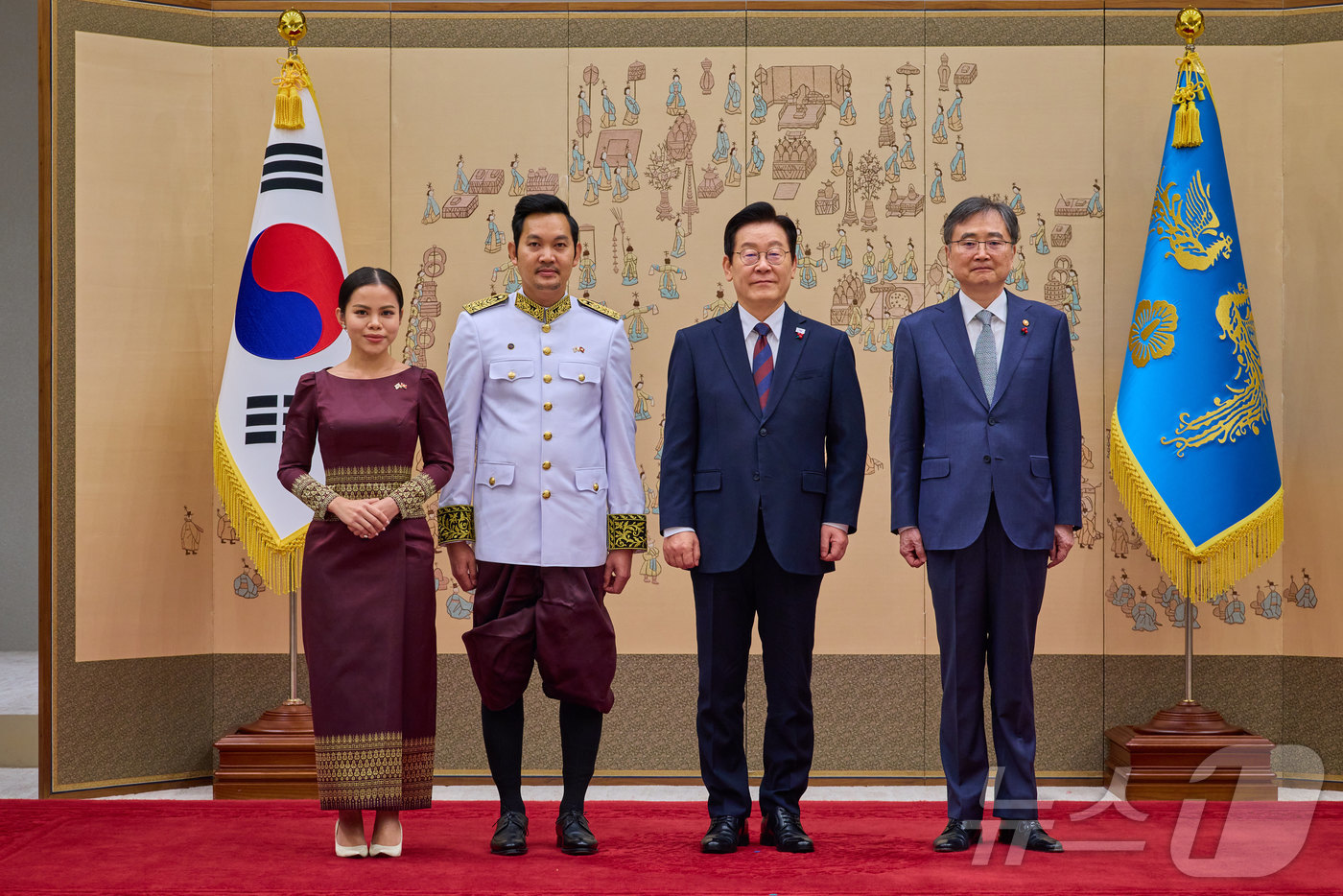 (서울=뉴스1) 이재명 기자 = 이재명 대통령이 11일 서울 용산 대통령실 청사에서 열린 주한대사 신임장 제정식에서 쿠언 폰러타낙 주한캄보디아 대사로부터 신임장을 받은 뒤 조현 외 …