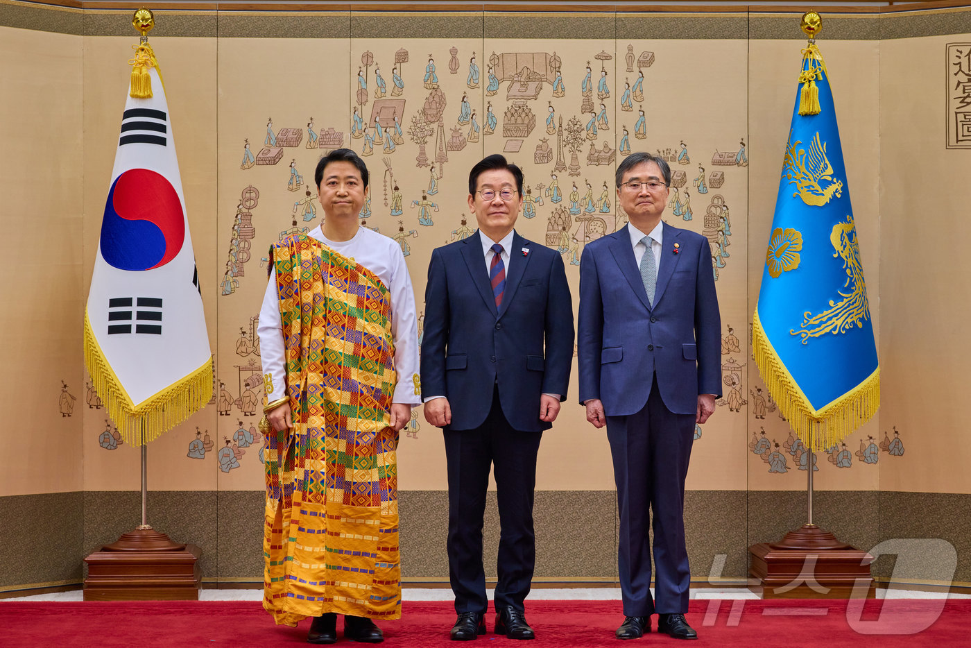 (서울=뉴스1) 이재명 기자 = 이재명 대통령이 11일 서울 용산 대통령실 청사에서 열린 주한대사 신임장 제정식에서 고조 최 주한가나 대사로부터 신임장을 받은 뒤 조현 외교부 장관 …