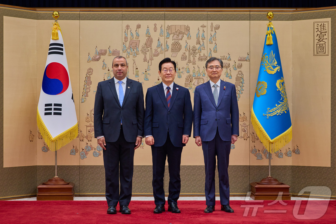 (서울=뉴스1) 이재명 기자 = 이재명 대통령이 11일 서울 용산 대통령실 청사에서 열린 주한대사 신임장 제정식에서 와엘 하셈 주한레바논 대사로부터 신임장을 받은 뒤 조현 외교부 …