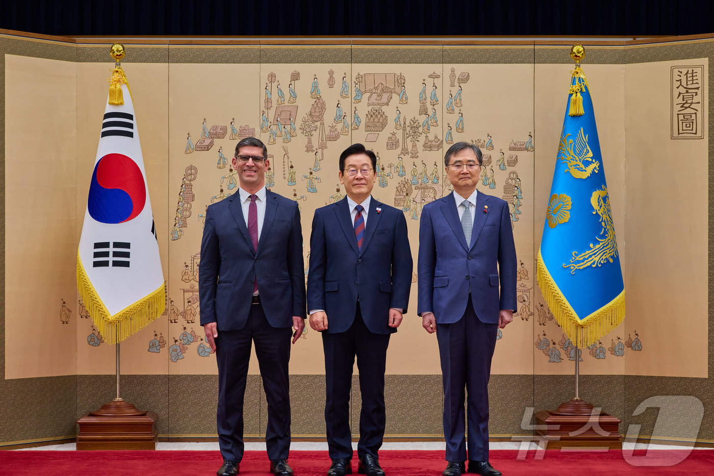 (서울=뉴스1) 이재명 기자 = 이재명 대통령이 11일 서울 용산 대통령실 청사에서 열린 주한대사 신임장 제정식에서 하젬 자키 주한이집트 대사로부터 신임장을 받은 뒤 조현 외교부 …