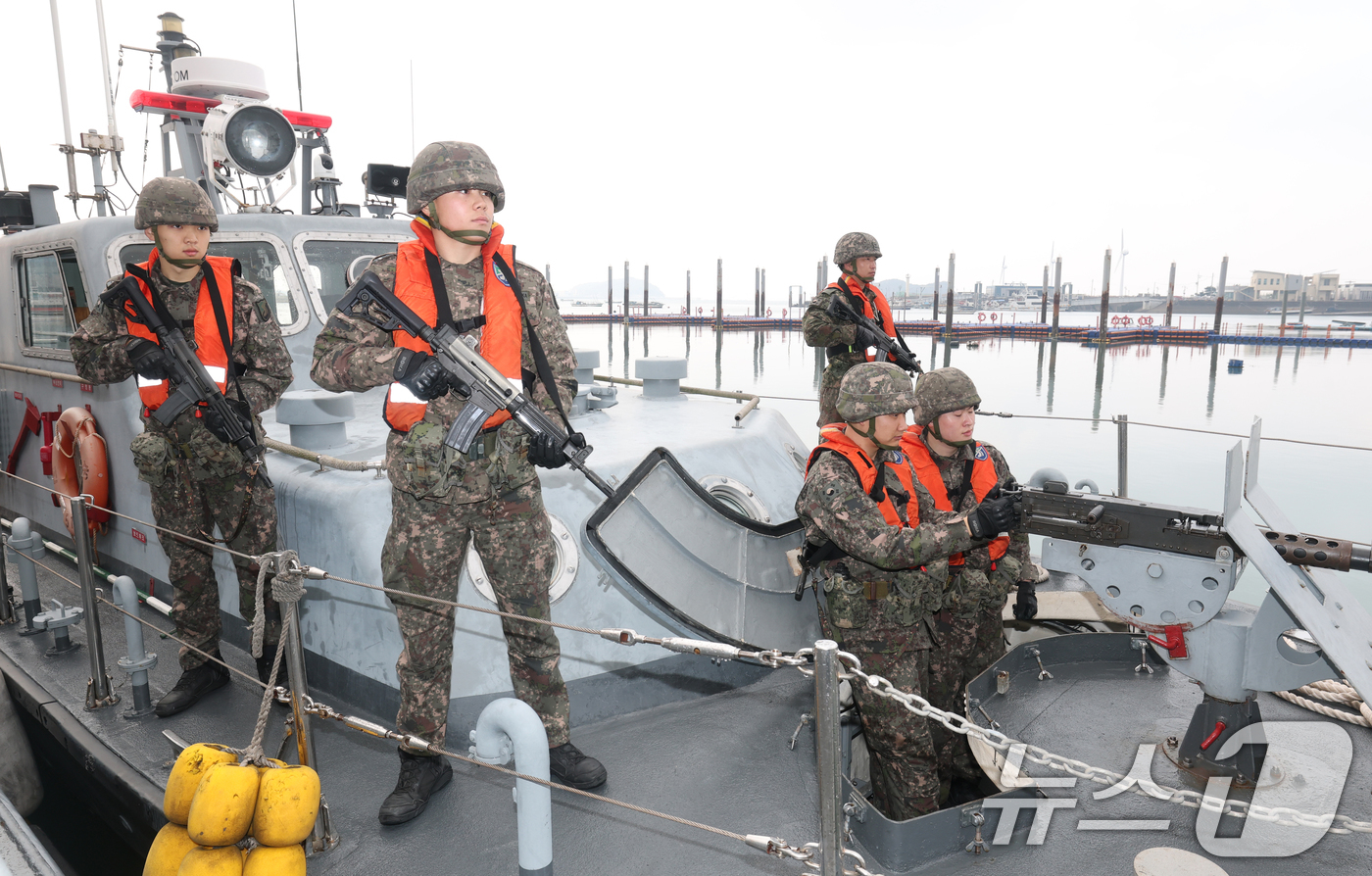 (화성=뉴스1) 김영운 기자 = 11일 경기 화성시 서신면 서해안 일대에서 육군 제51보병사단 비전대대 장병들이 해안 경계를 위한 육군 경비정 출동준비를 하고 있다. 2025.12 …