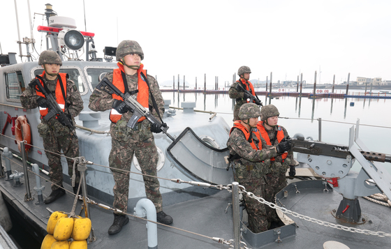 육군 경비정 출동준비태세 훈련하는 51사단 장병들