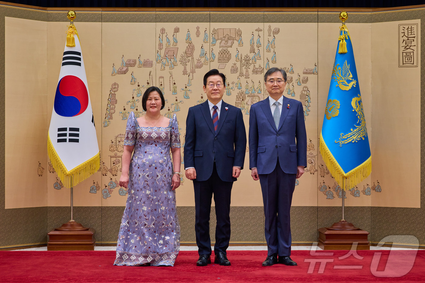 (서울=뉴스1) 이재명 기자 = 이재명 대통령이 11일 서울 용산 대통령실 청사에서 열린 주한대사 신임장 제정식에서 버나뎃 테레스 페르난데즈 주한필리핀 대사로부터 신임장을 받은 뒤 …