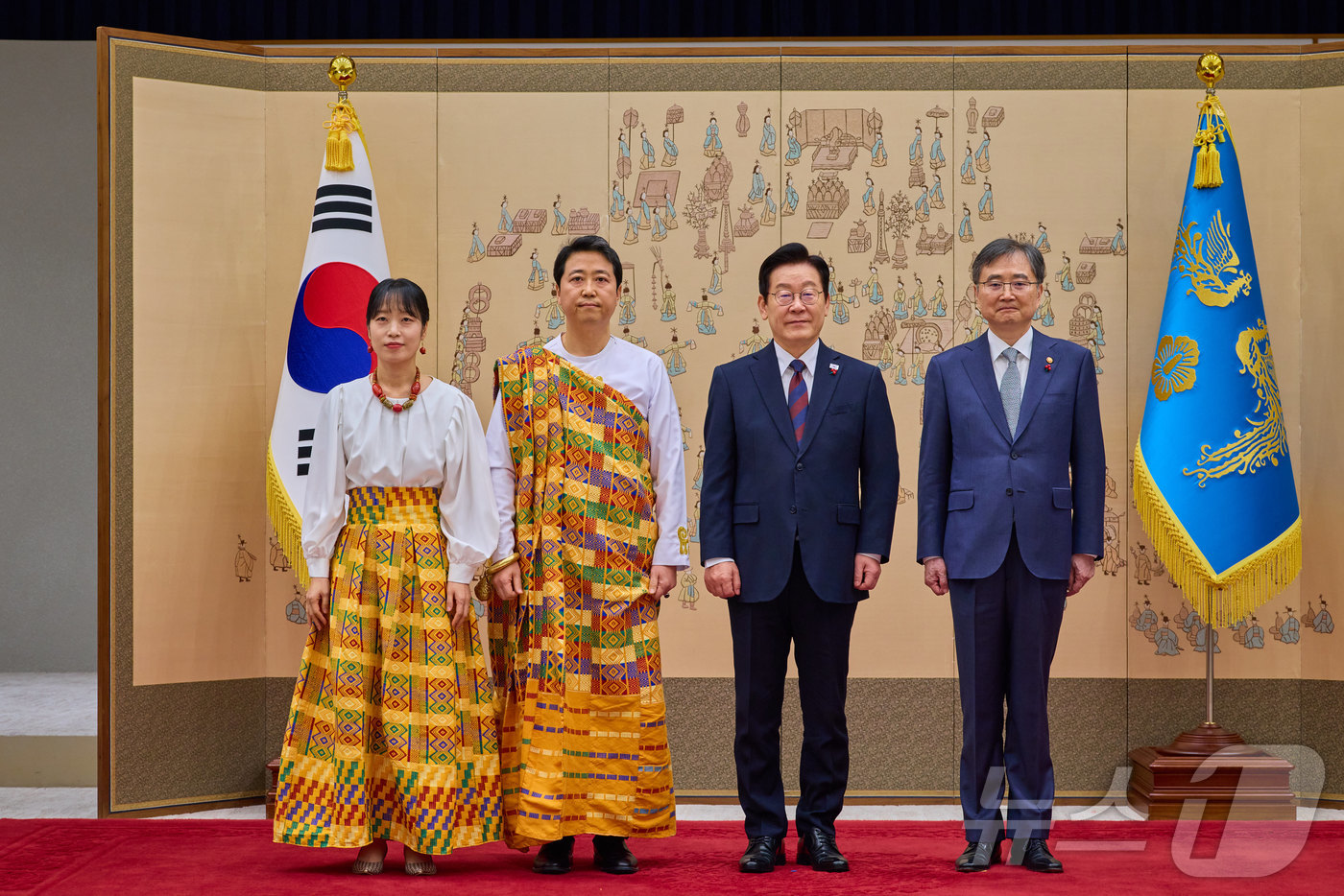 (서울=뉴스1) 이재명 기자 = 이재명 대통령이 11일 서울 용산 대통령실 청사에서 열린 주한대사 신임장 제정식에서 고조 최 주한가나 대사로부터 신임장을 받은 뒤 조현 외교부 장관 …