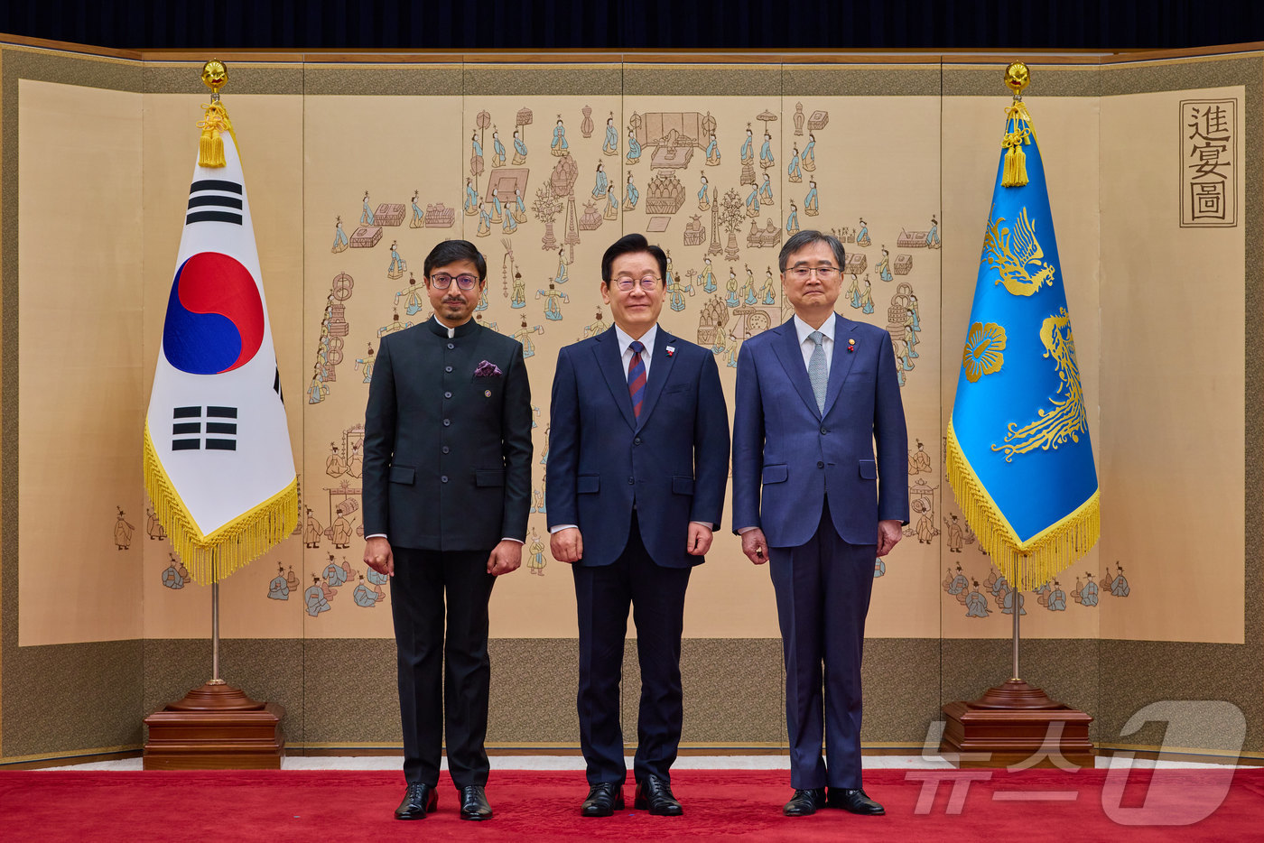 (서울=뉴스1) 이재명 기자 = 이재명 대통령이 11일 서울 용산 대통령실 청사에서 열린 주한대사 신임장 제정식에서 고랑랄 다스 주한인도 대사로부터 신임장을 받은 뒤 조현 외교부 …