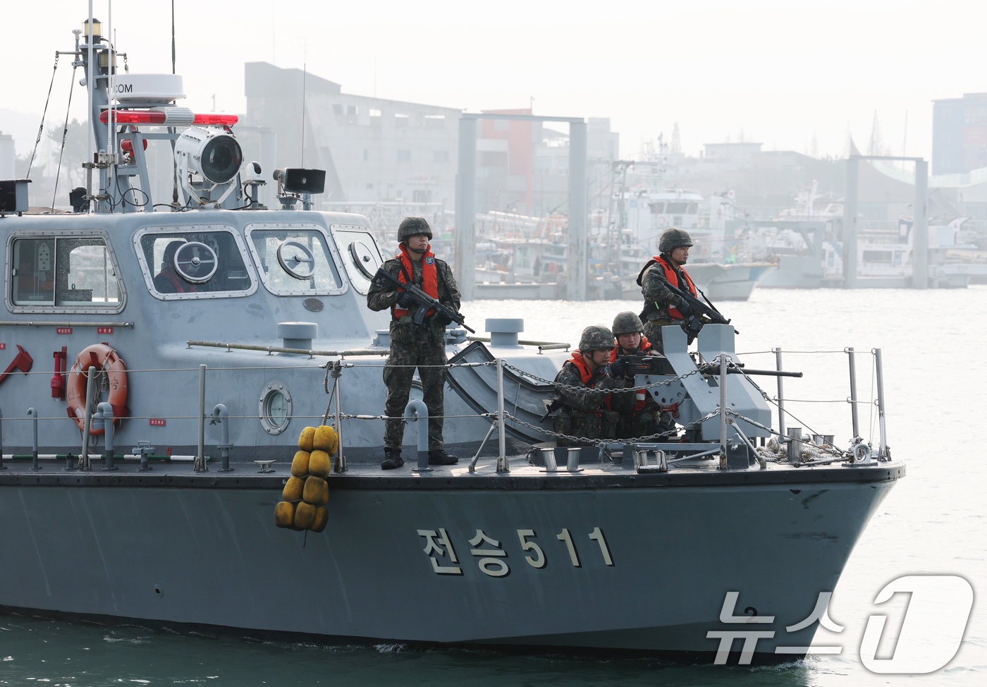 (화성=뉴스1) 김영운 기자 = 11일 경기 화성시 서신면 서해안 일대에서 육군 제51보병사단 비전대대 장병들이 해안 경계를 위한 육군 경비정 출동준비태세 훈련을 하고 있다. 20 …