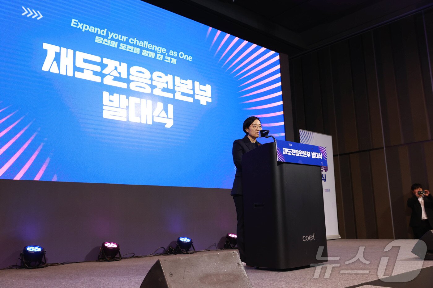 본문 이미지 - 한성숙 중소벤처기업부 장관이 11일 서울 강남구 코엑스에서 열린 ‘재도전 응원본부 발대식’에서 축사를 하고 있다. (중소벤처기업부 제공. 재판매 및 DB 금지) 2025.12.11 ⓒ 뉴스1