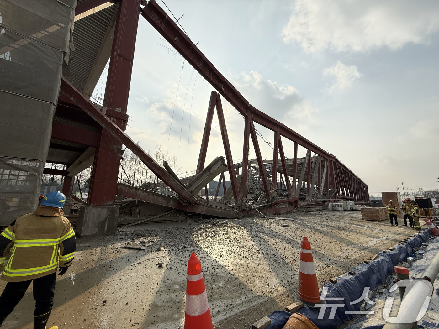 (광주=뉴스1) 김태성 기자 = 11일 오후 1시 58분쯤 광주 서구 치평동(상무지구)의 광주대표도서관 공사 현장에서 레미콘 타설 중 붕괴 사고가 발생했다. 사진은 사고 현장 모습 …