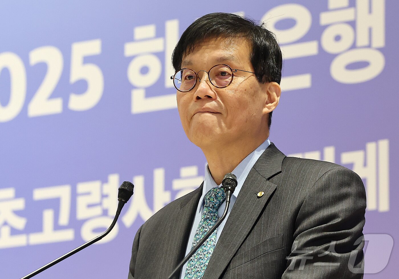 본문 이미지 - 이창용 한국은행 총재가 11일 서울 중구 한국은행 별관 컨퍼런스홀에서 열린 2025 한국은행-국민건강보험공단 공동 심포지엄 ‘초고령사회 어떻게 대비할 것인가? 생애 말기 의료를 중심으로’에 참석해 축사를 하고 있다. 이 총재는 축사에서 지난 8월 돌아가신 어머니 임종을 보며 연명의료를 고민했다며 울먹이기도 했다. 2025.12.11/뉴스1 ⓒ News1 김진환 기자