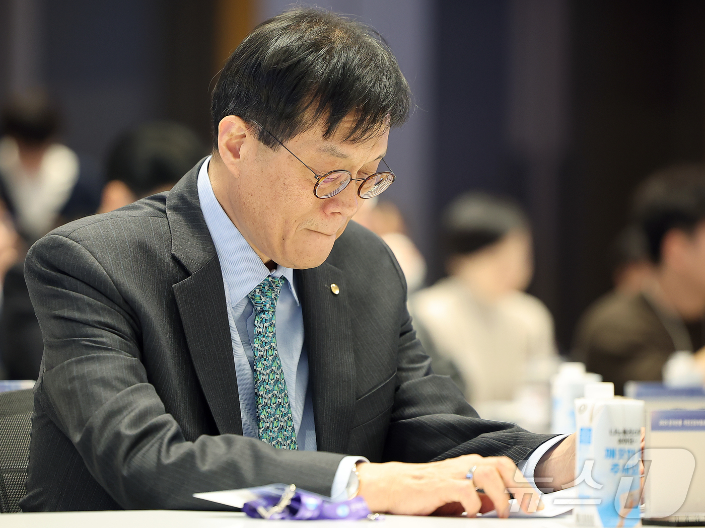 (서울=뉴스1) 김진환 기자 = 이창용 한국은행 총재가 11일 서울 중구 한국은행 별관 컨퍼런스홀에서 열린 2025 한국은행-국민건강보험공단 공동 심포지엄 ‘초고령사회 어떻게 대비 …
