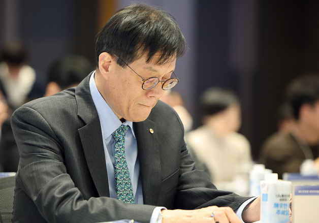 생각에 잠긴 이창용 한은 총재