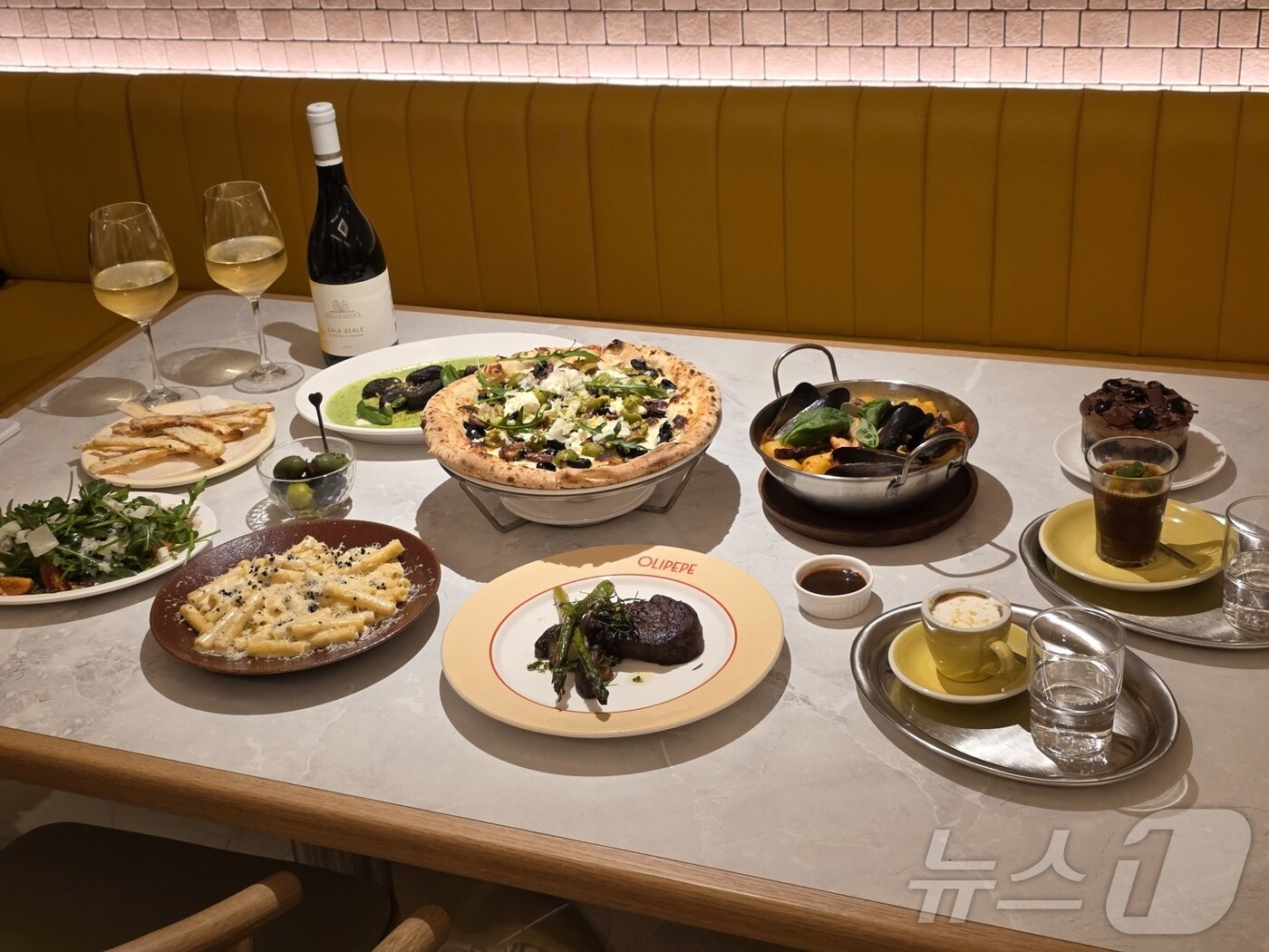 본문 이미지 - CJ푸드빌이 11일 새 외식 브랜드 올리페페를 오픈했다. ⓒ News1 이형진 기자