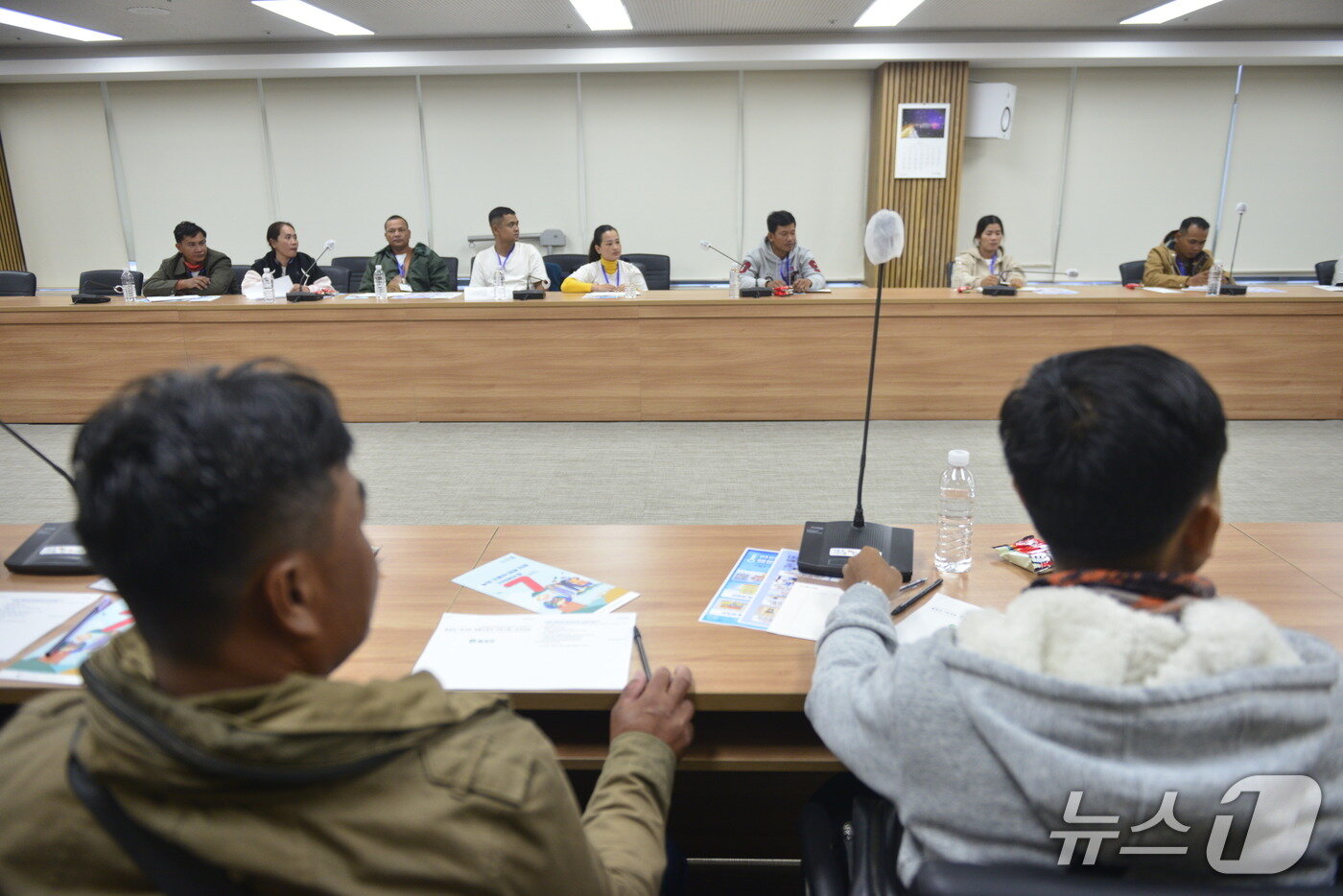 본문 이미지 - 11일 오후 대구 달성군 종합상황실에서 외국인 계절근로자들이 교육받고 있다. 모두 캄보디아인들로 최대 8개월간 미나리 재배 등에 투입된다.2025.12.11/뉴스1 ⓒ News1 이성덕 기자