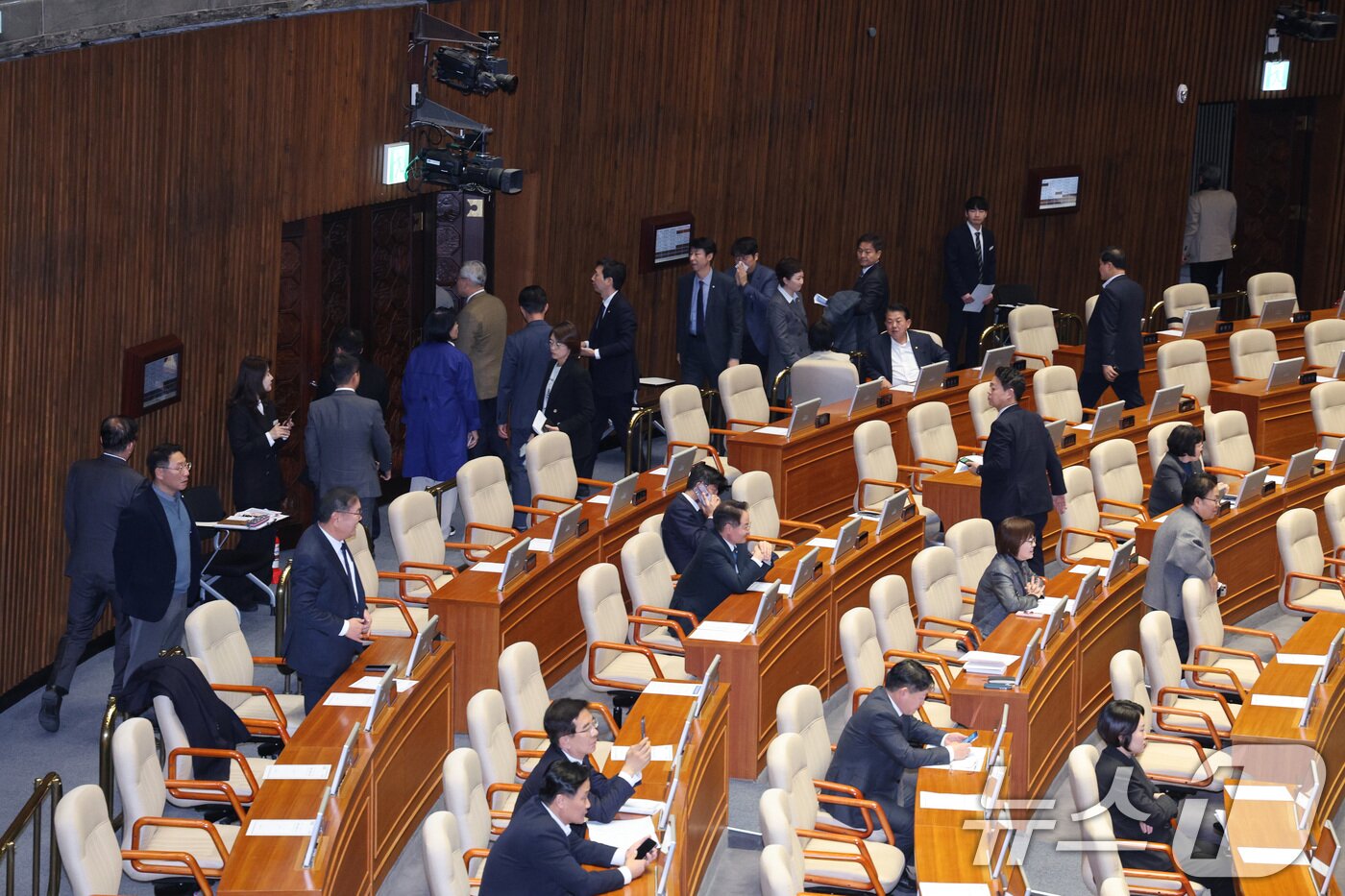 본문 이미지 - 곽규택 국민의힘 의원이 11일 서울 여의도 국회에서 열린 제430회국회&#40;임시회&#41; 제1차 본회의에서 형사소송법 일부개정법률안&#40;대안&#41;에 대한 무제한 토론&#40;필리버스터&#41;에 돌입하자 더불어민주당 의원들이 퇴장하고 있다. 2025.12.11/뉴스1 ⓒ News1 신웅수 기자