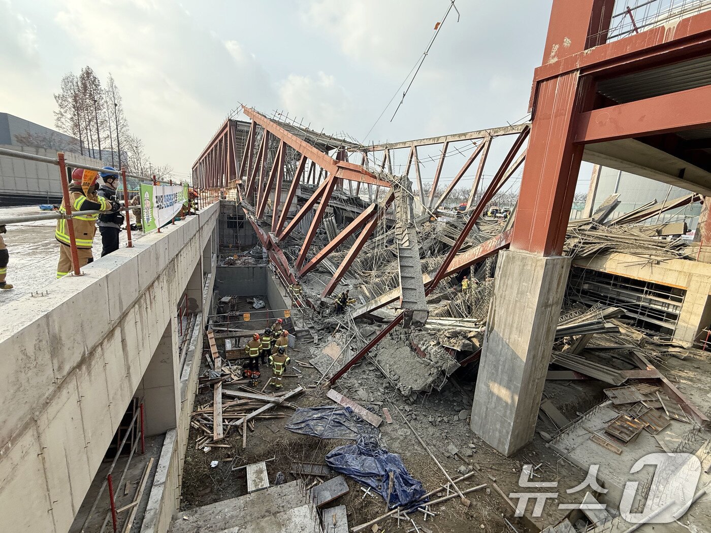 본문 이미지 - 11일 오후 1시 58분쯤 광주 서구 치평동&#40;상무지구&#41;의 광주대표도서관 공사 현장에서 레미콘 타설 중 붕괴 사고가 발생해 4명이 매몰, 소방당국이 구조작업을 하고 있다. 2025.12.11/뉴스1 ⓒ News1 김태성 기자