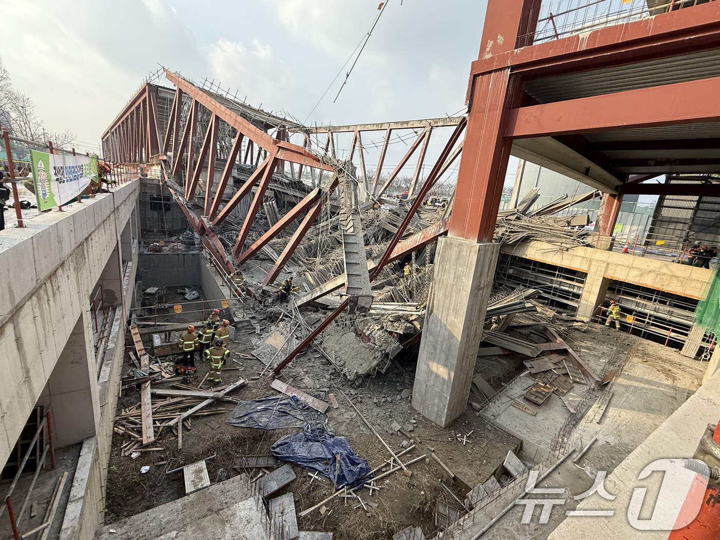 (광주=뉴스1) 김태성 기자 = 11일 오후 1시 58분쯤 광주 서구 치평동(상무지구)의 광주대표도서관 공사 현장에서 레미콘 타설 중 붕괴 사고가 발생해 작업자가 매몰, 소방당국이 …