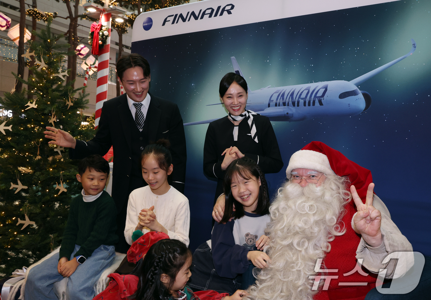 (인천=뉴스1) 김명섭 기자 = 크리스마스 시즌을 맞아 핀라드 공식 산타클로스가 11일 핀에어를 타고 인천공항으로 입국해  아이들과 즐거운 시간을 보내고 있다.핀에어는 1983년 …