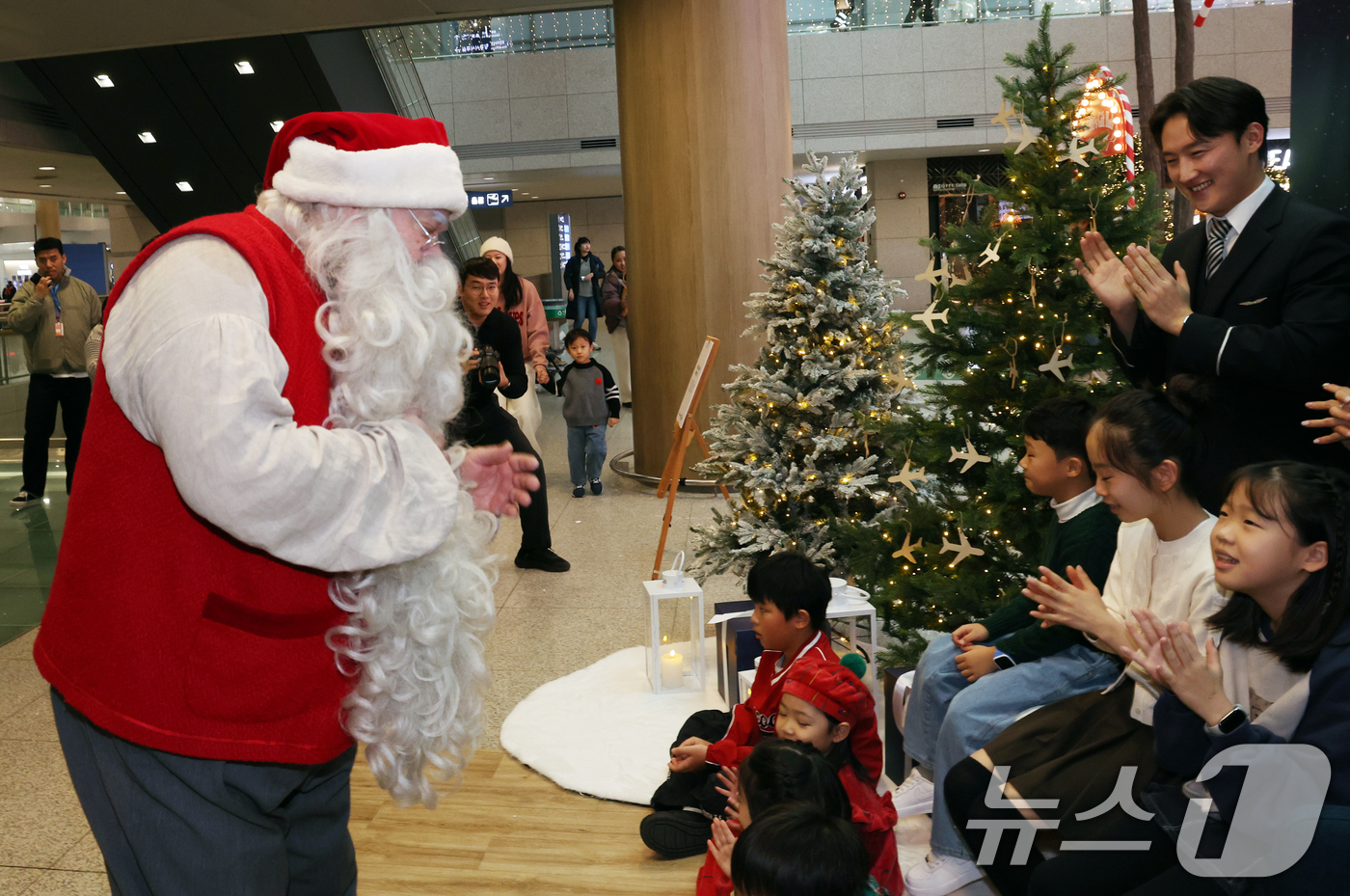 (인천=뉴스1) 김명섭 기자 = 크리스마스 시즌을 맞아 핀라드 공식 산타클로스가 11일 핀에어를 타고 인천공항으로 입국해  아이들과 즐거운 시간을 보내고 있다.핀에어는 1983년 …