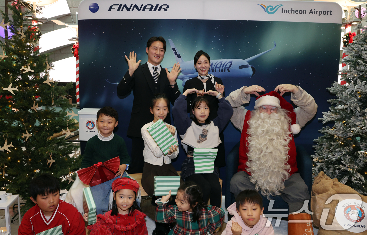 (인천=뉴스1) 김명섭 기자 = 크리스마스 시즌을 맞아 핀라드 공식 산타클로스가 11일 핀에어를 타고 인천공항으로 입국해 아이들과 즐거운 시간을 보내고 있다.핀에어는 1983년 …