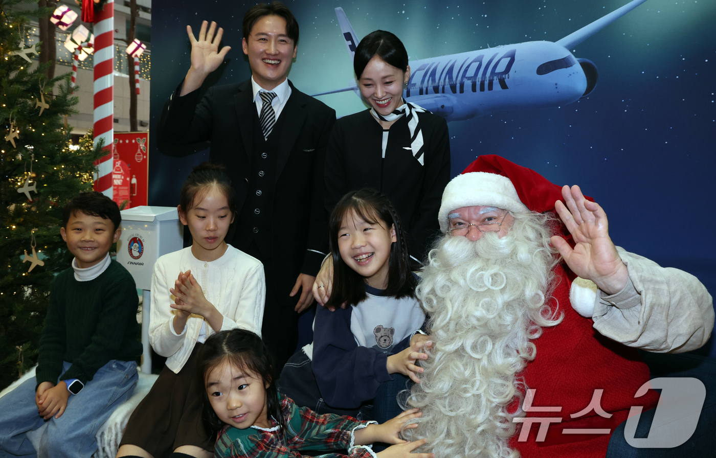 (인천=뉴스1) 김명섭 기자 = 크리스마스 시즌을 맞아 핀라드 공식 산타클로스가 11일 핀에어를 타고 인천공항으로 입국해  아이들과 즐거운 시간을 보내고 있다.핀에어는 1983년 …